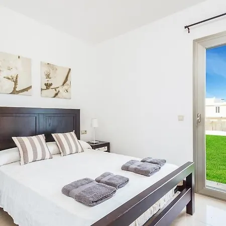 Sleeps 8 Pool Air Con Wifi
