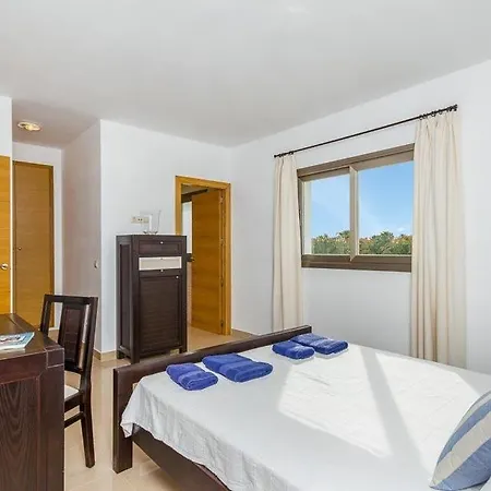 Villa Sleeps 8 Pool Air Con Wifi *